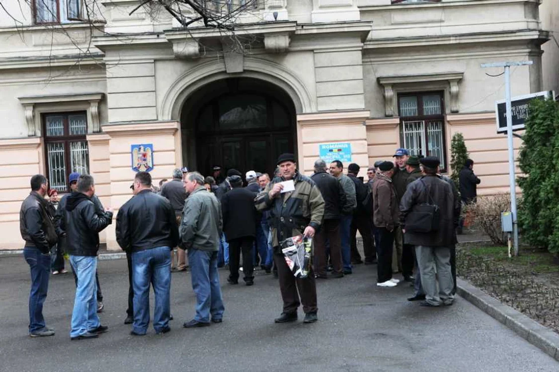 Fosti angajati de la CET s-au adunat in fata Primariei