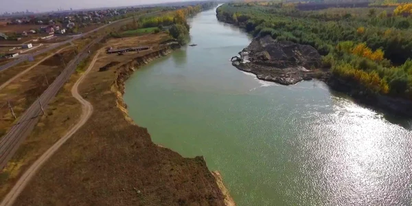 Surparea de la malul Siretului care pune în pericol calea ferată FOTO Apele Române