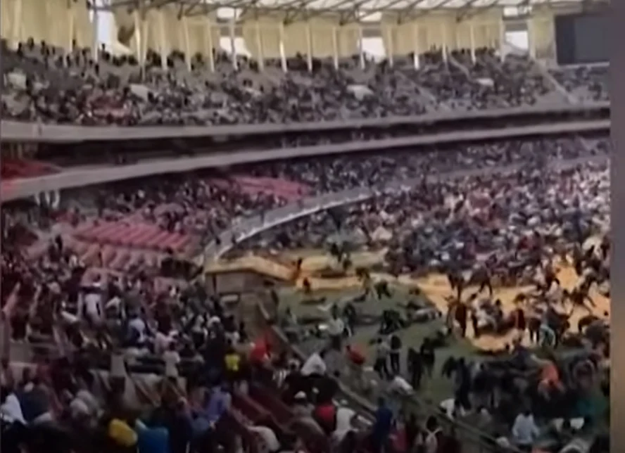 Haos în Kenya: mulțimea adunată la priveghiul fostului premier Odinga, dispersată cu gloanțe și gaze. „Putem ști că el este în sicriu?”