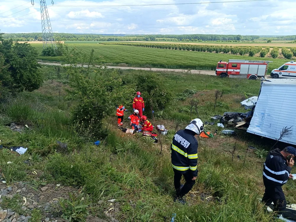 Echipele de intervenție fac manevre de resuscitare. FOTO: IPJ Vrancea