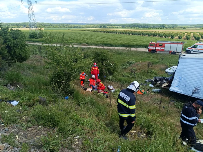 Echipele de intervenție fac manevre de resuscitare. FOTO: IPJ Vrancea
