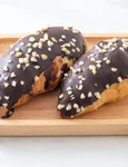 Croissante cu glazura de ciocolata  Sursa foto shutterstock 2143904849 jpg
