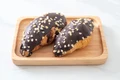 Croissante cu glazura de ciocolata  Sursa foto shutterstock 2143904849 jpg
