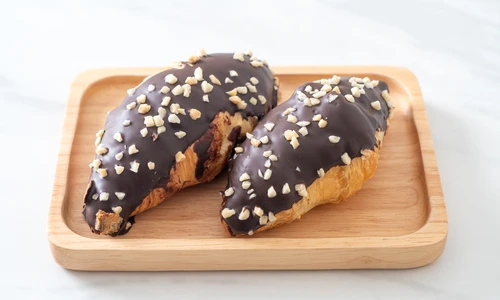 Croissante cu glazura de ciocolata  Sursa foto shutterstock 2143904849 jpg