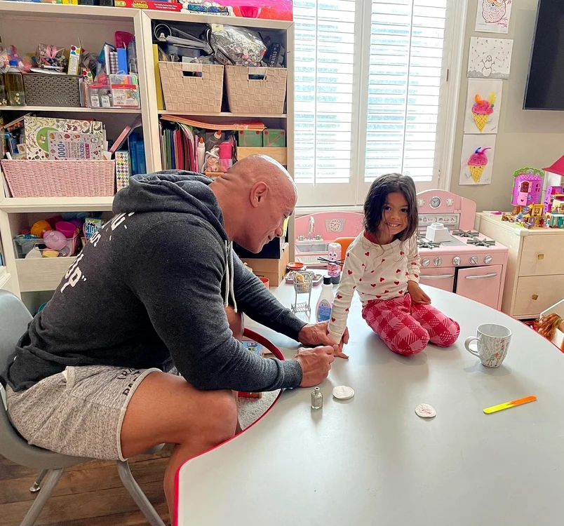 
    Dwayne Johnson și Jasmine se joacă la birou, ca fetițele cuminți: Tati, am băut ceaiul, acum îmi faci unghiile?foto: Instagram  