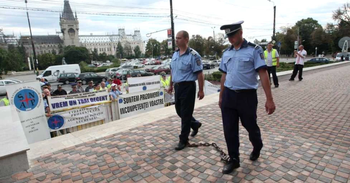 Poliţiştii s-au legat cu lanţuri în faţa Prefecturii