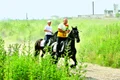 Nuţulică Cămătaru împreună cu tatăl său, Nuţu Cămătaru, la eliberarea acestuia din arest, în vara anului trecut