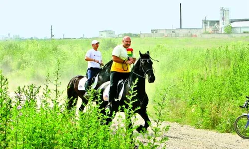 Nuţulică Cămătaru împreună cu tatăl său, Nuţu Cămătaru, la eliberarea acestuia din arest, în vara anului trecut