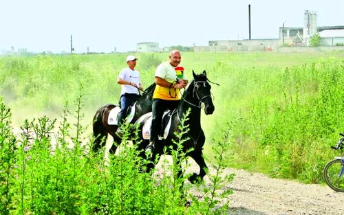 Nuţulică Cămătaru împreună cu tatăl său, Nuţu Cămătaru, la eliberarea acestuia din arest, în vara anului trecut