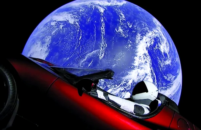 Maşina lui Musk, un Tesla Roadster roşu, pluteşte spre Marte