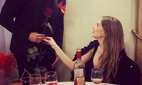 Bogdan Vlădău i a oferit iubitei flori la restaurant  jpeg