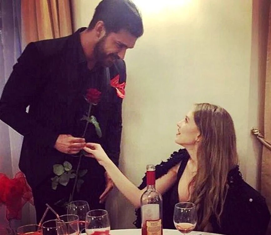 Bogdan Vlădău i-a oferit iubitei flori la restaurant