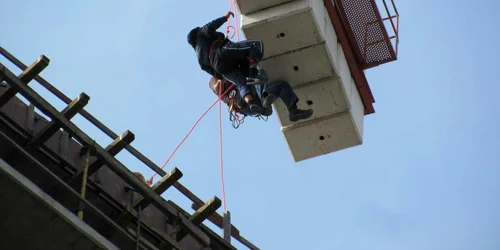 Operaţiune de salvare a unui om al străzii FOTO