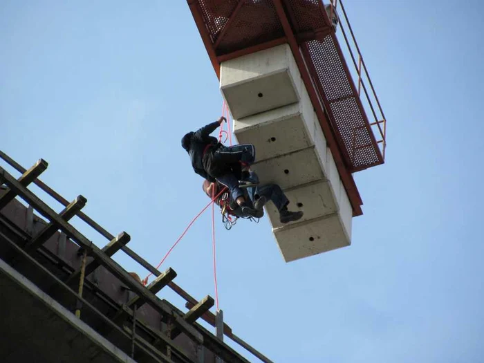 "Boschetarul" a coborât în stil de alpinist de pe macara FOTO: Ştefan Both