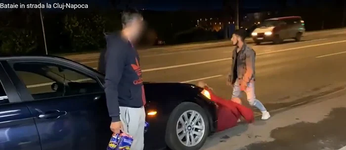 Un tânăr recalcitrant a fost trântit la pământ. FOTO: Captură video/Făclia de Cluj