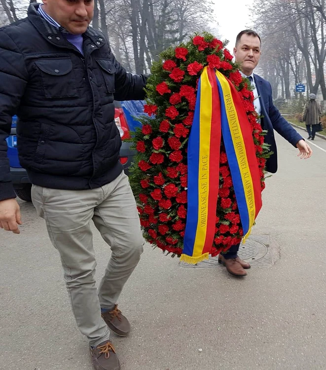 Klaus Iohannis a trimsi o coroană de garoafe roșii, cu mesajul ”Odihnească-se în pace”