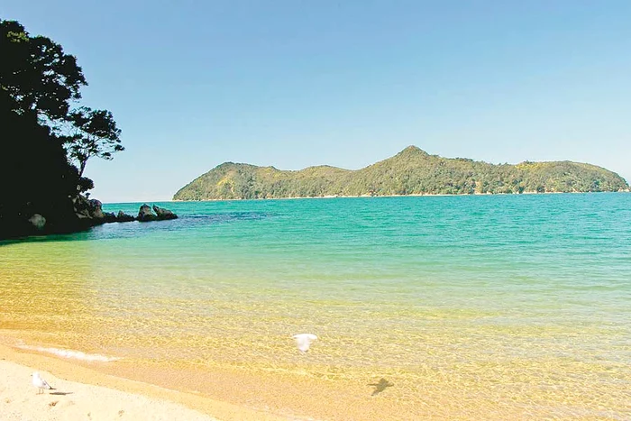 Suri Cruise, 7 ani, este copleşită cu atenţii de ambii părinţi (Fotografii: guliver/splashnews/ reuters/ shutterstock)