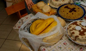 Se sfinţesc la biserică vin, colivă şi prescure, precum şi pachetele de mâncare pregătite pentru a fi împăţite jpeg