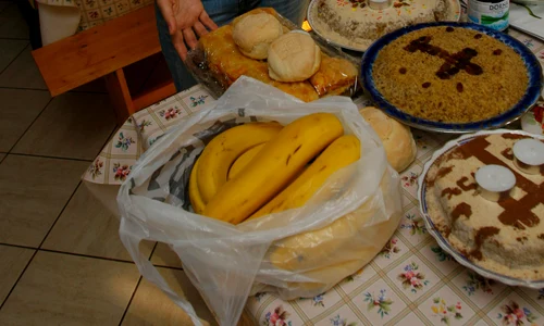 Se sfinţesc la biserică vin, colivă şi prescure, precum şi pachetele de mâncare pregătite pentru a fi împăţite jpeg