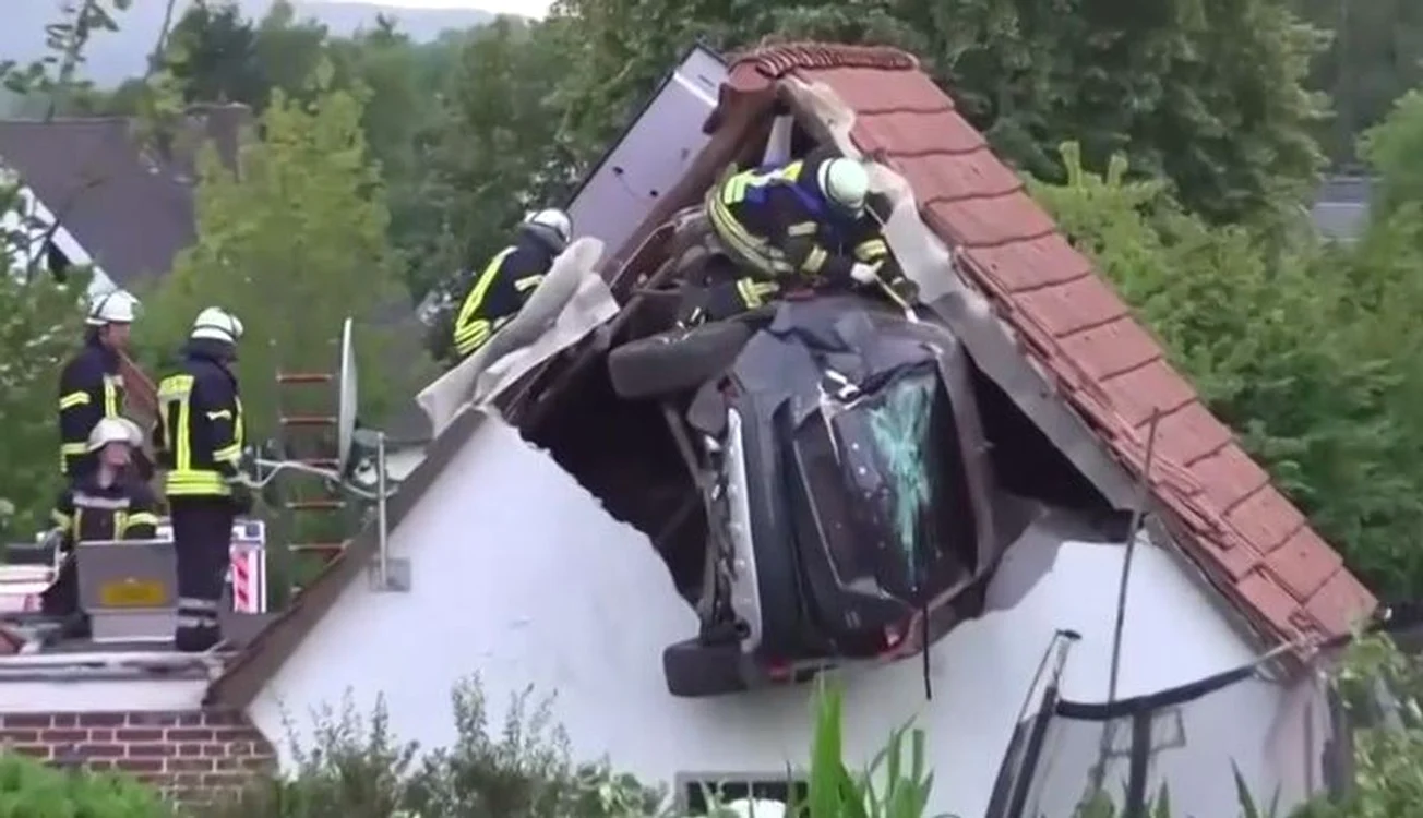 Pompierii au tăiat porțiuni din mașină pentru a scoate răniții (Foto: captură video)