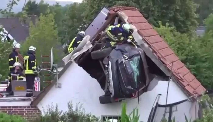 Pompierii au tăiat porțiuni din mașină pentru a scoate răniții (Foto: captură video)