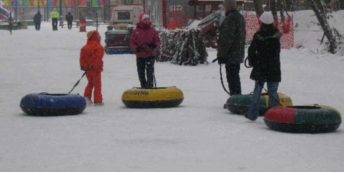 Copiii sunt aşteptaţi la pârtia de tubing