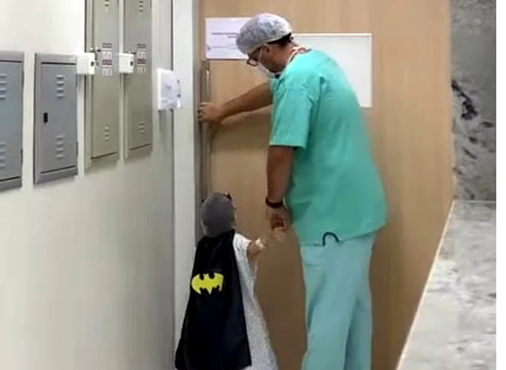Medicul îmbracă micuții în supereroi FOTO: Captura video