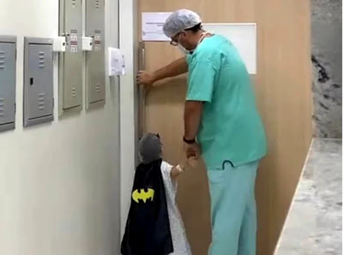 Medicul îmbracă micuții în supereroi FOTO: Captura video