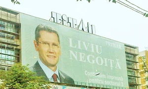 Chipul lui Liviu Negoiţă e oriunde  în sectorul 3  Trei etaje din  magazinul Titan sunt acoperite  cu faţa lui zâmbitoare  Panoul  a costat circa 1 000 de euro jpeg