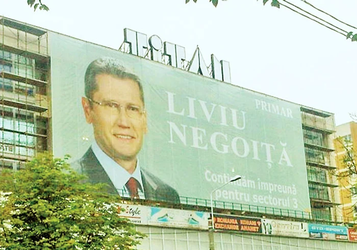 Chipul lui Liviu Negoiţă e oriunde în sectorul 3. Trei etaje din magazinul Titan sunt acoperite cu faţa lui zâmbitoare. Panoul a costat circa 1.000 de euro