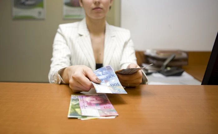 
    Băncile refuză să împartă povara creditelor toxice în CHF cu clienţii cărora le-au vândut  
