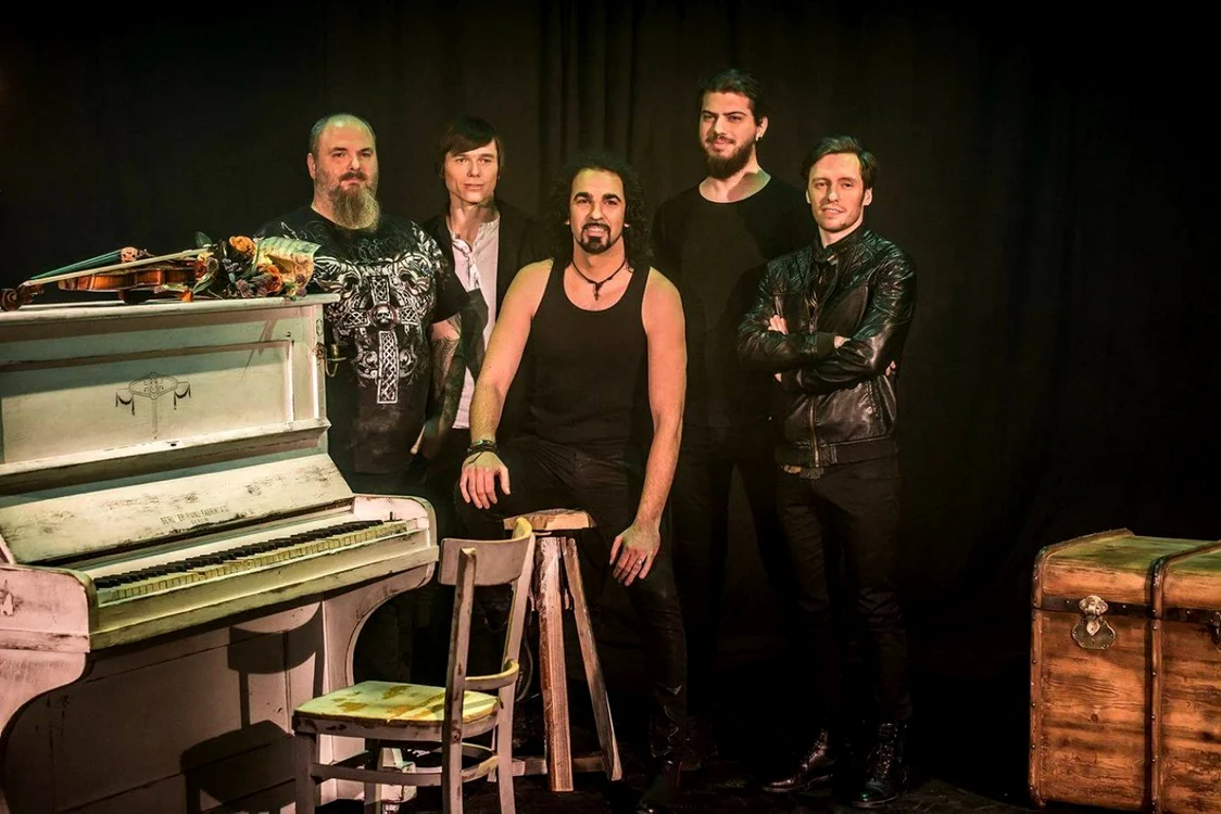 Trupa Hara, în cadrul noului videoclip, "S-o iubeşti"