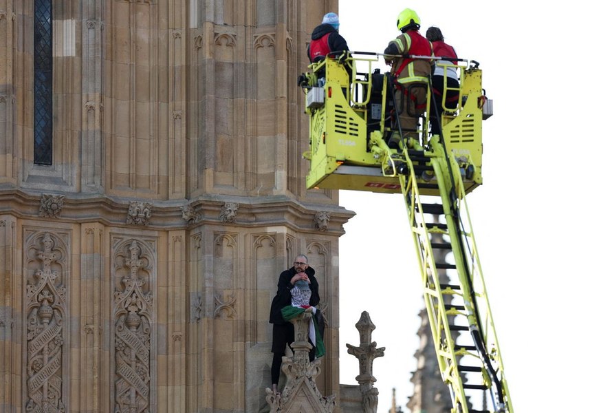 Activistul palestinian care a escaladat turnul Big Ben a fost arestat după 16 ore petrecute la înălțime