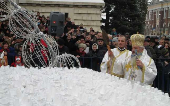 Mitropolitul a stropit cu aghiasmă mare, de Bobotează, sticlele cu apă sfinţită aşezate în faţa catedralei.