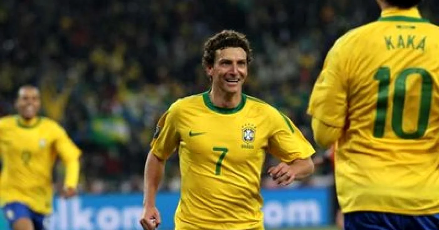 Elano (nr. 7) a jucat alături de Brazilia la CM 2010, marcând un gol