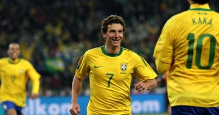 Elano (nr. 7) a jucat alături de Brazilia la CM 2010, marcând un gol