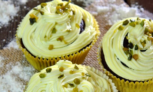 Briose cu crema de vanilie si fistic  Sursa foto shutterstock 190481408 jpg