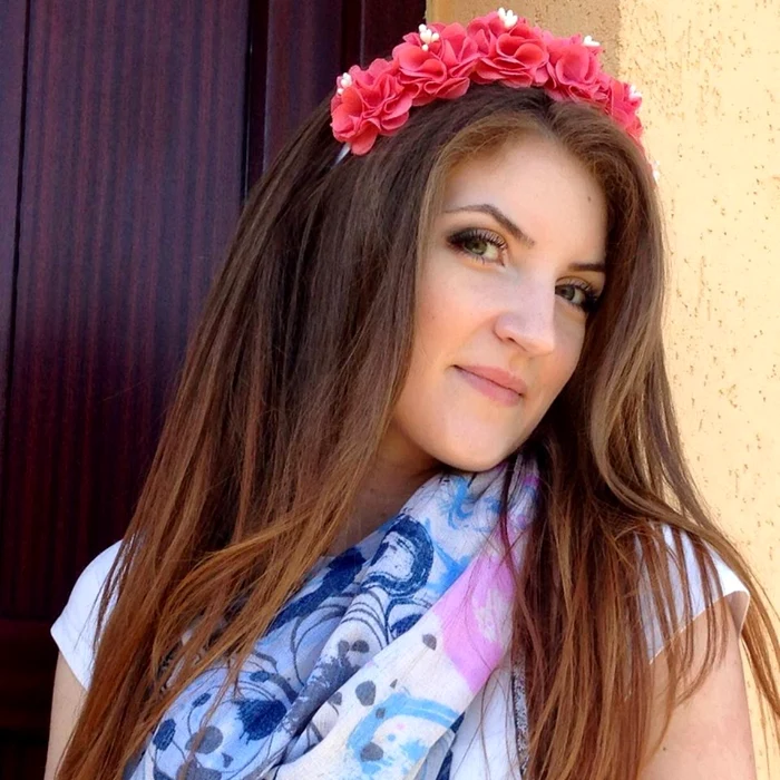 Oana are un loc de muncă stabil, iar călătoriile sunt consumate în timpul liber. Se documentează destul de mult şi încearcă pe cât posibil să se dezvolte pe toate planurile