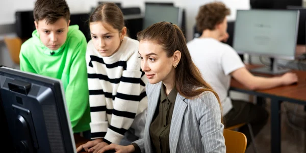 Profesor copii laborator informatica FOTO Shutterstock jpg