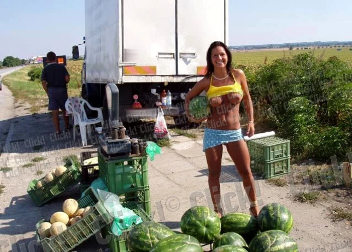 Aşa vinde ea pepeni pe marginea drumului.