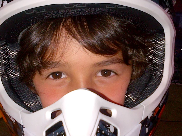 Ayan are un echipament accesorizat corespunzător, așa încât pasiunea sa nu îi pune viața în pericol