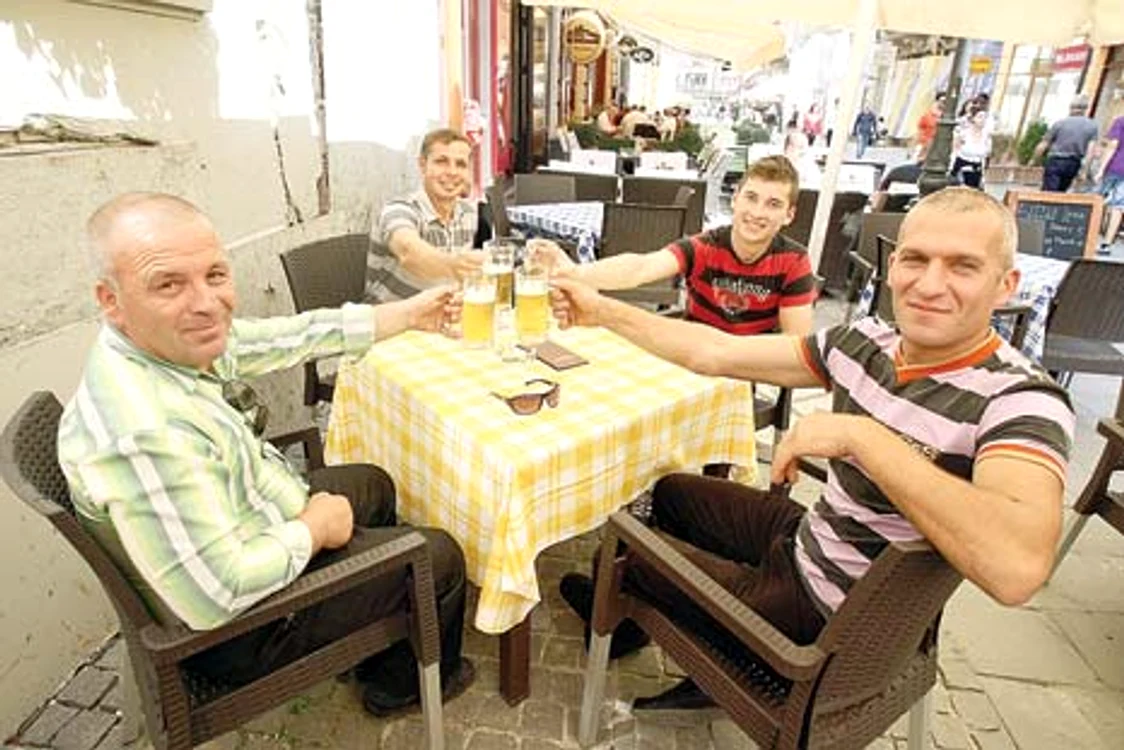 
    Dumitru, Bogdan, Costel  şi Ion au preferat să bea  o bere la o cârciumă din  Centrul Istoric din Capitală, decât să meargă să voteze  