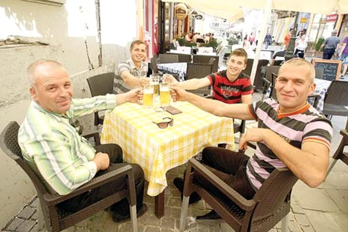 Dumitru, Bogdan, Costel şi Ion au preferat să bea o bere la o cârciumă din Centrul Istoric din Capitală, decât să meargă să voteze