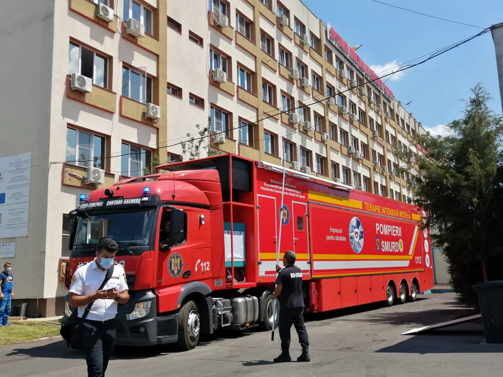 
    De data aceasta, camionul roșu de urgență s-a aflat în curtea Spitalului ”Victor Babeș, din Capitală, când s-a defectat din nouFoto: Inquam  