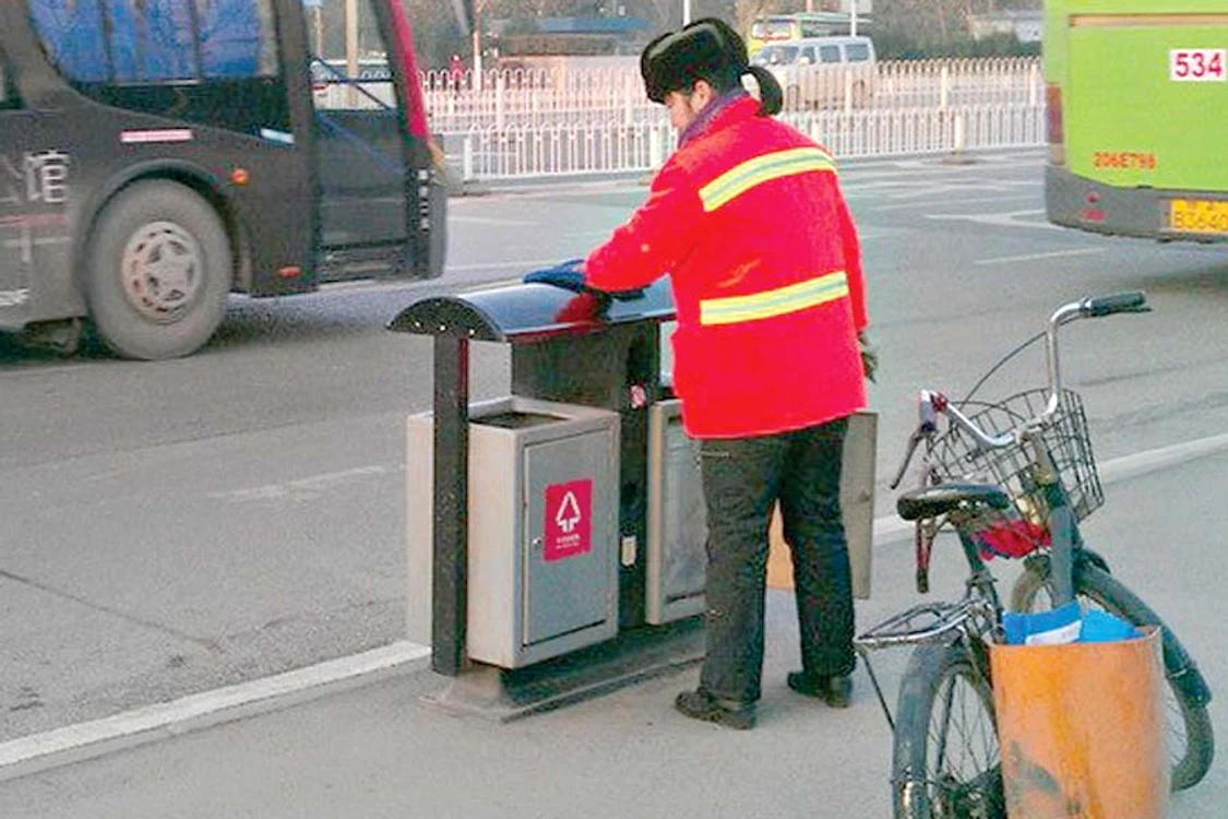 Mătură străzile  oraşului şase  zile din şapte