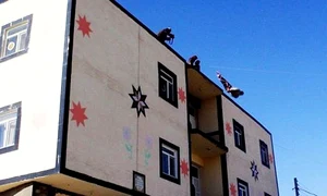 Bărbatul a fost aruncat de pe un acoperiş jpeg