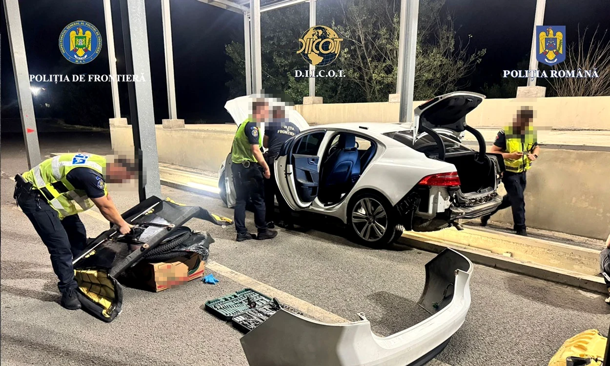 Ascundea droguri în autoturism Foto: Poliția Română