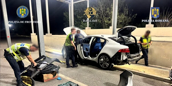 Ascundea droguri în autoturism Foto Poliția Română jpg