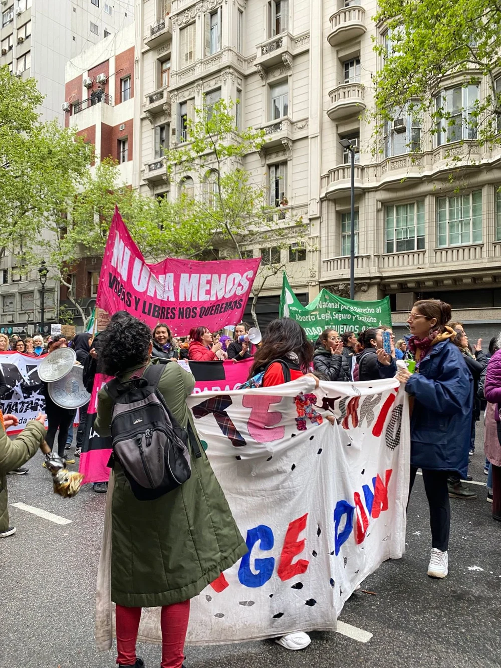 Proteste masive la Buenos Aires, după cazul de „narco-femicid”. Trei tinere au fost mutilate, violate și ucise în direct pe TikTok