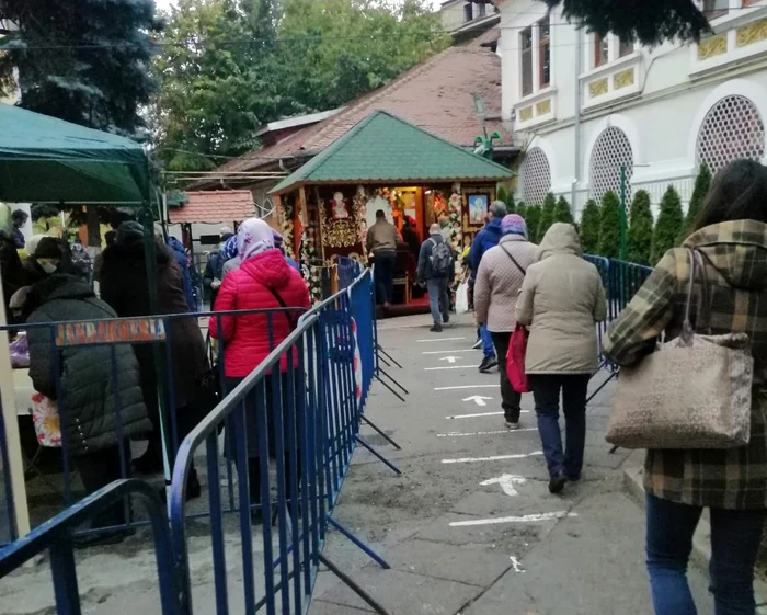 Pelerinii au stat la coadă să ajungă la racla cu moaștele Sfântului Mina din Bucureștifoto: Tatiana Solomon